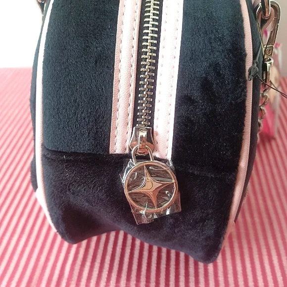 Paris Hilton Purse - Picture 9 of 13